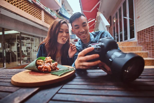 アジアのカップルが中国料理を楽しみ、写真を見る — ストック写真