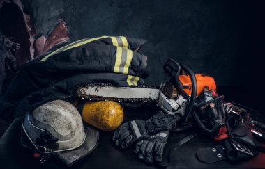 Güvenlik donanımları ve araçları ile sanat kompozisyon