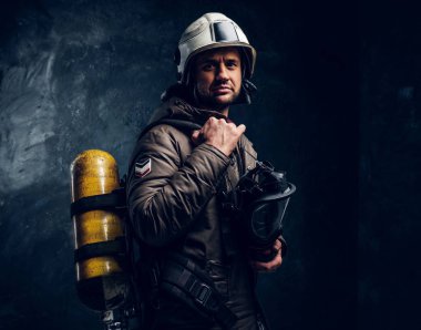 Kask ve oksijen maskesi ile cesur itfaiyeci