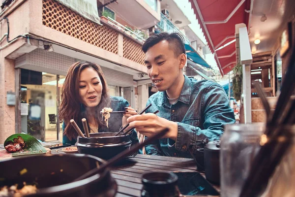 Asijský pár se stravují v čínské kavárně — Stock fotografie