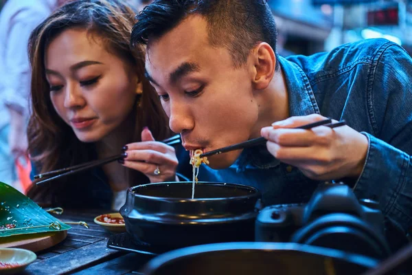 Азиатская пара ужинает в китайском кафе — стоковое фото