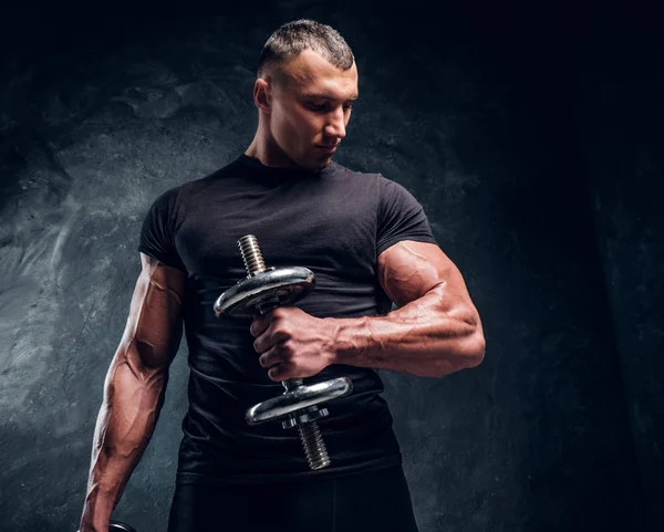 Muskulöser attraktiver Bodybuilder beim Heben einer Langhantel — Stockfoto