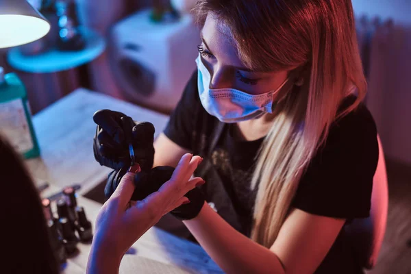 Schöne Maniküre Meister arbeitet an Kunden Nägel. — Stockfoto