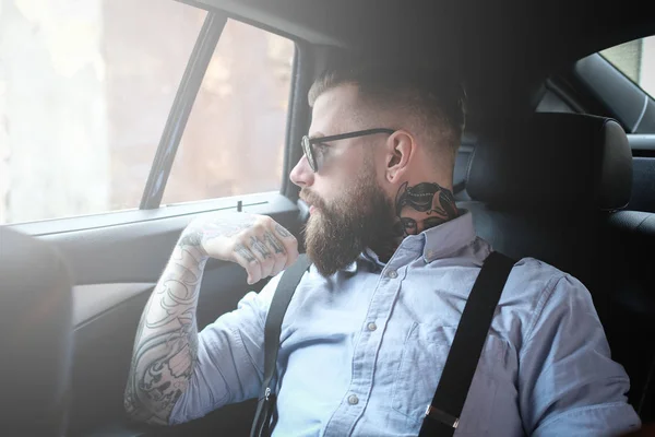 Portrét vousatého muže s prsty v autě — Stock fotografie