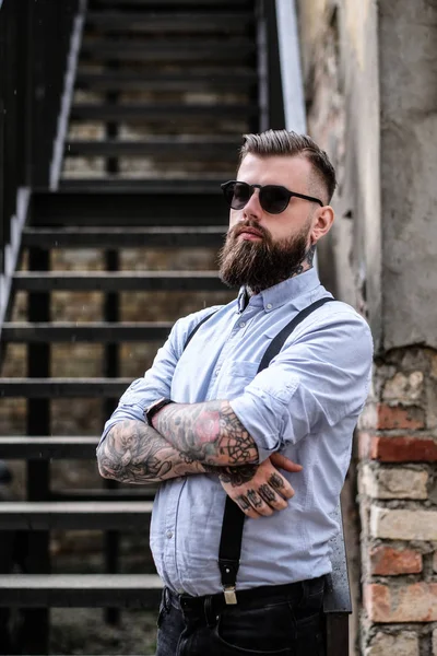 Портрет бородатого мужчины с татуировками на руках — стоковое фото