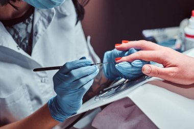 Bir kadın istemciye kadar şeffaf yapay çivi yapma güzellik uzmanı. Manikür yordamda bir Güzellik Salonu