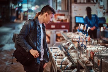 Asya çift piyasada özel bir şey arıyor.