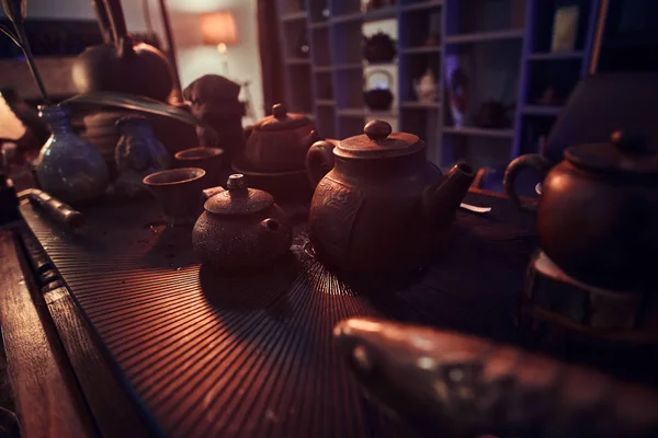 Sada příslušenství, keramické šálky a konvice všem za výrobu přírodní lahodné aromatické čaje. — Stock fotografie