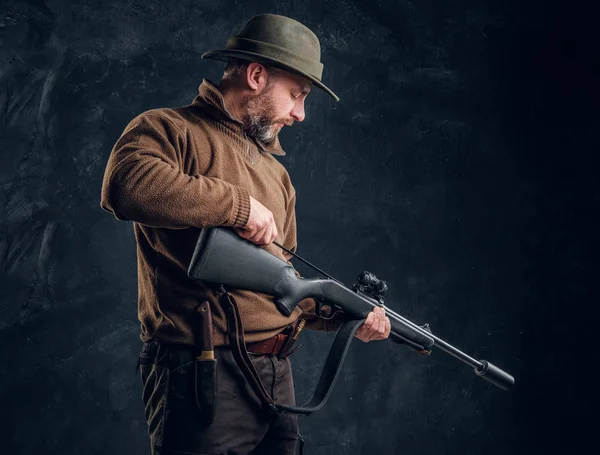 Apertura de la temporada de caza de primavera. Un hombre limpia el cañón del rifle —  Fotos de Stock