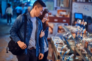 Romantik asya çift deniz ürünleri chainese pazarında özel bir şey arıyor