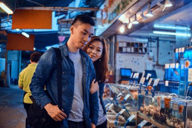 Chainese pazarında özel bir şey arayan mutlu asyalı çift