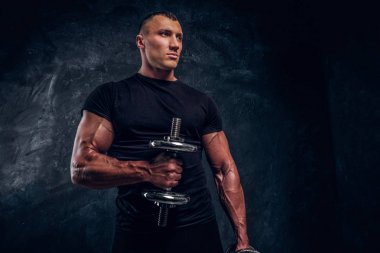 Kas çekici vücut geliştirmeci bir dummbbell kaldırma