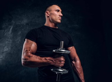 Kas çekici vücut geliştirmeci bir dummbbell kaldırma