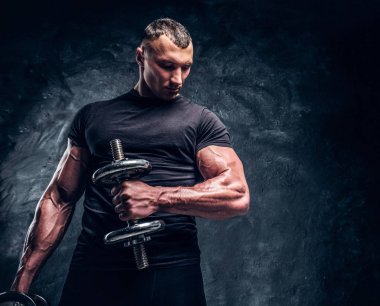 Bir halter kaldırma kas çekici vücut geliştirmeci