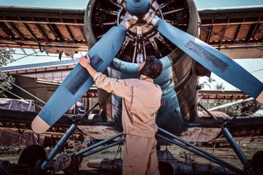 Havacı ayrılmadan önce jeti kontrol ediyor..