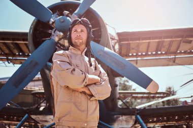 Genç pilot dikkatle yukarı bakıyor..