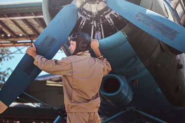 Havacı ayrılmadan önce jeti kontrol ediyor..