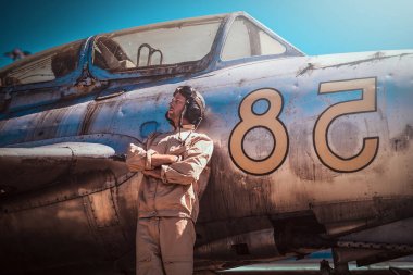 Adam retro jet yakınında duruyor. 