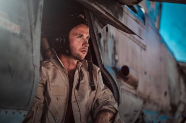 Rağmenful pilot portresi.