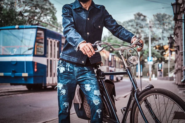 Retrato de um homem e sua bicicleta vintage — Fotografia de Stock