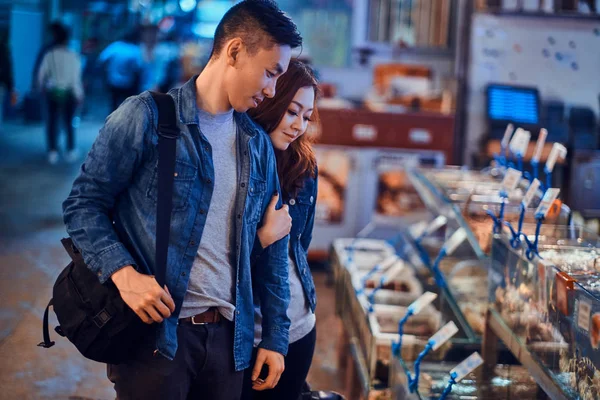 Романтическая азиатская пара ищет что-то особенное на рынке морепродуктов — стоковое фото