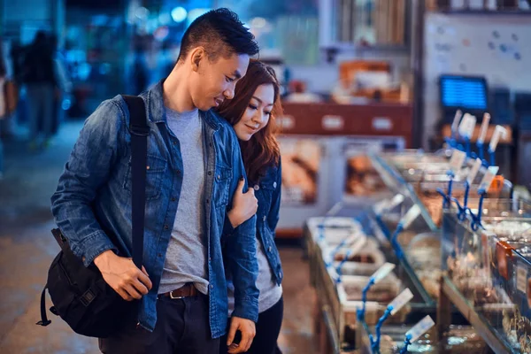 Romantický asijský pár hledaje něco speciálního na chainéském trhu s mořskými plody — Stock fotografie