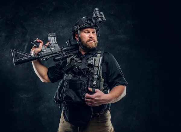 A brave special forces soldier wearing combat uniforms with modern devices posing with an assault rifle. — Stock Photo, Image