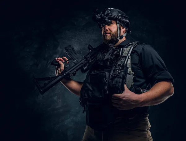 Skäggiga special styrkor soldat eller privata militära entreprenör hålla en automatkarbin och iakttar omgivningen i natt syn goggles. — Stockfoto