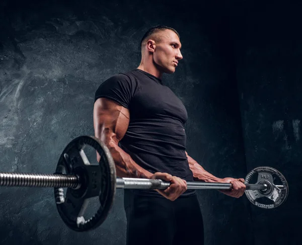 Muskulöser attraktiver Bodybuilder beim Heben einer Langhantel — Stockfoto