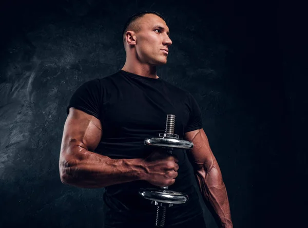 Muskulöser attraktiver Bodybuilder beim Heben einer Hantel — Stockfoto