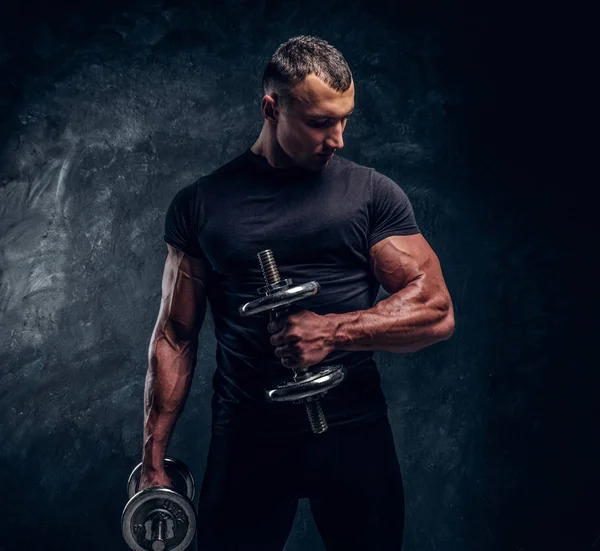 Muskelattraktive bodybuilder løfte en vægtstang - Stock-foto