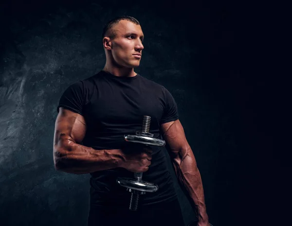 Musclé bodybuilder attrayant soulevant un dummbbell — Photo