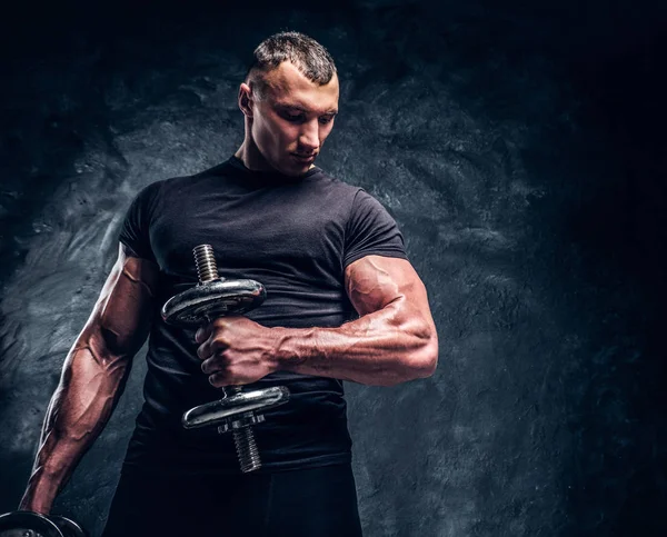 Bir halter kaldırma kas çekici vücut geliştirmeci