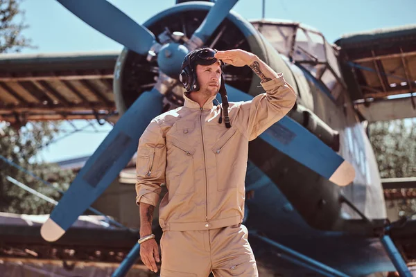 Young pilot is standing near retro jet. — Stock Photo, Image