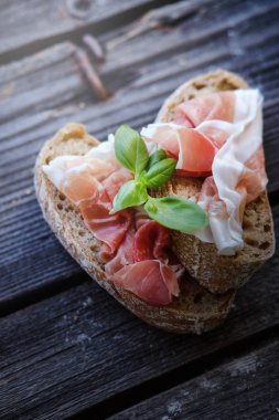 Siyah masada et ve fesleğen ile küçük sandviçler.