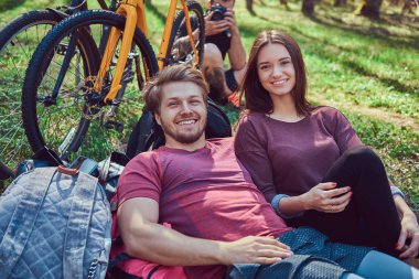 Grup Genç arkadaşlar bisikletleri ile ormana bir güzel yaz günü hiking