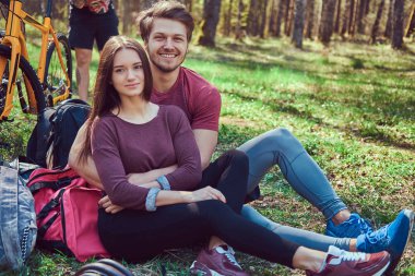 Grup Genç arkadaşlar bisikletleri ile ormana bir güzel yaz günü hiking