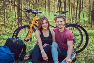 Grup Genç arkadaşlar bisikletleri ile ormana bir güzel yaz günü hiking