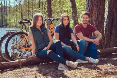 Grup Genç arkadaşlar bisikletleri ile ormana bir güzel yaz günü hiking