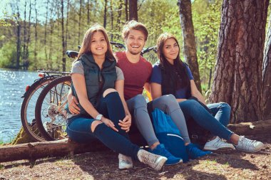 Grup Genç arkadaşlar bisikletleri ile ormana bir güzel yaz günü hiking