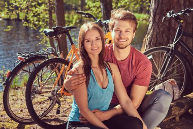 Grup Genç arkadaşlar bisikletleri ile ormana bir güzel yaz günü hiking