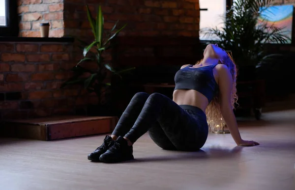 优雅的运动女人正在做瑜伽在现代阁楼 — 图库照片