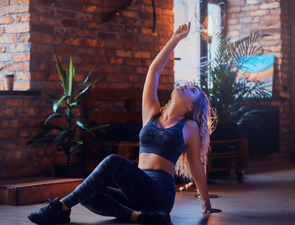 Graciösa sportig kvinna gör yoga hemma — Stockfoto