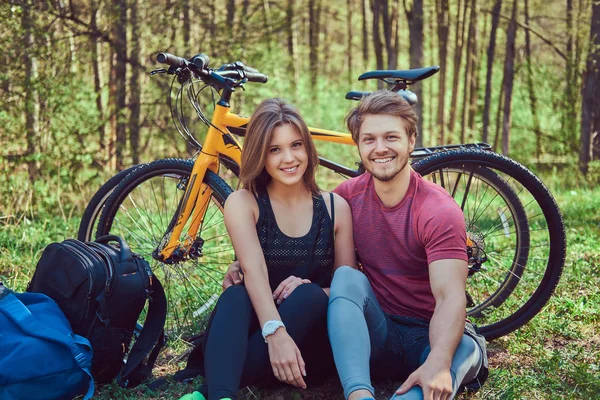 Grup Genç arkadaşlar bisikletleri ile ormana bir güzel yaz günü hiking