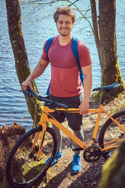 Grup Genç arkadaşlar bisikletleri ile ormana bir güzel yaz günü hiking — Stok fotoğraf