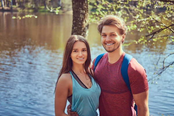 Grupo de jóvenes amigos caminando por el bosque con bicicletas en un hermoso día de verano —  Fotos de Stock