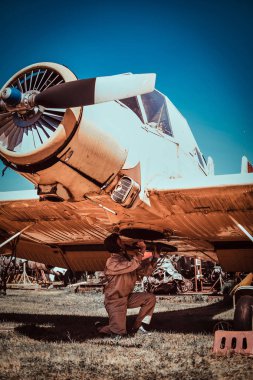 Pilot jetini geri püskürttünür..