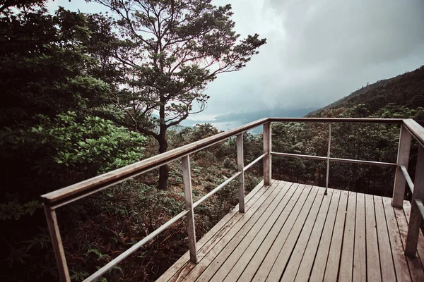 Hermosa vista de las montañas forestales lluviosas y el mar, o el lago . —  Fotos de Stock