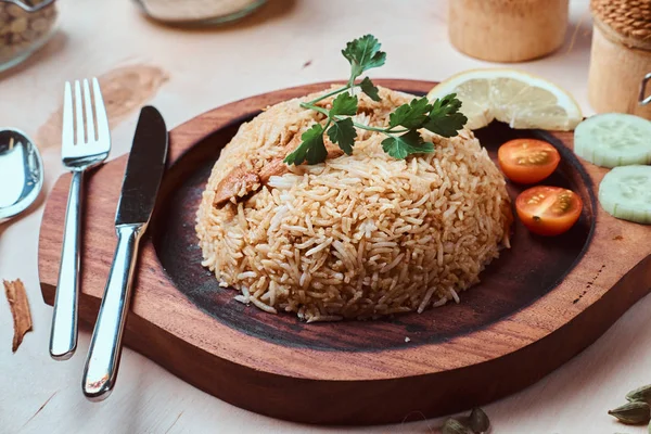 Piatto tradizionale indiano con riso, limone, foglia di coriandolo di pomodoro e posate su vassoio di legno — Foto Stock