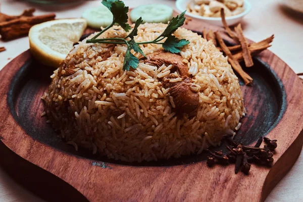 Tradiční indická miska s rýží, citronem, okurkem a koriandrem na dřevěném tácku — Stock fotografie